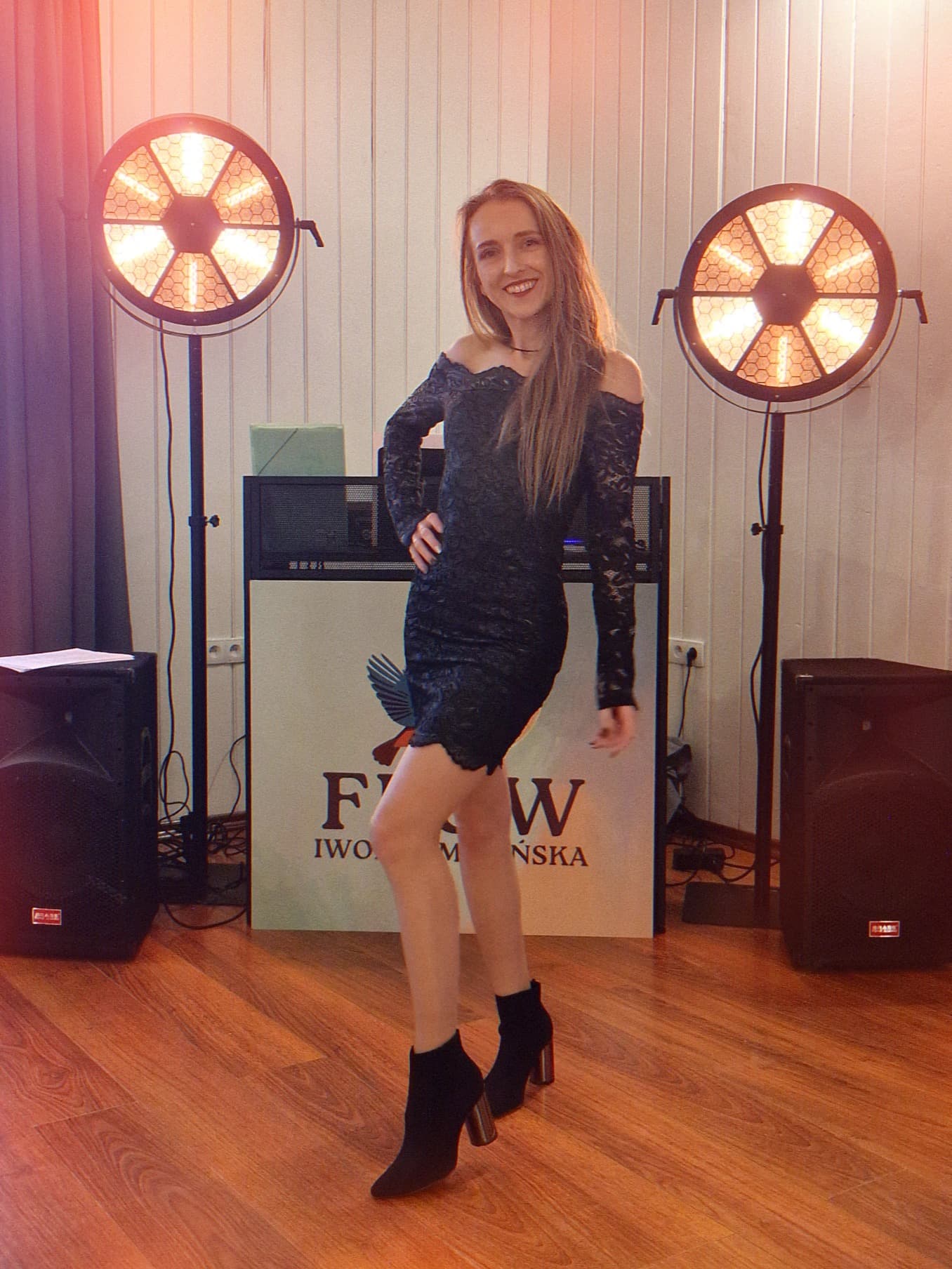 Występ na żywo przy konsoli DJ FLOW z oświetleniem